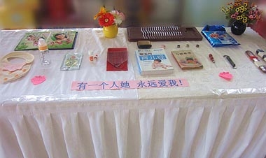 “關(guān)愛母親，慈母展區(qū)”中的各種物件