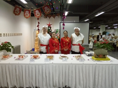 餐廳員工展示為美食節(jié)特別準備的服裝 餐廳員工展示為美食節(jié)特別準備的服裝