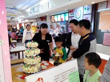濟(jì)南銀座美食廣場向顧客贈送蛋糕 濟(jì)南銀座美食廣場向顧客贈送蛋糕